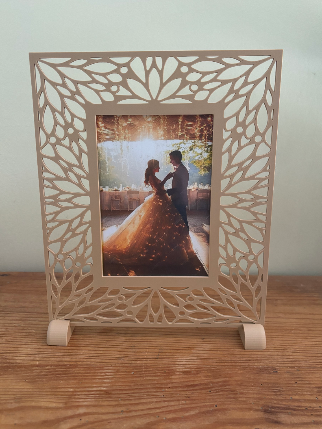 Moldura Decorativa Moderna com Design de Folhas Vazadas