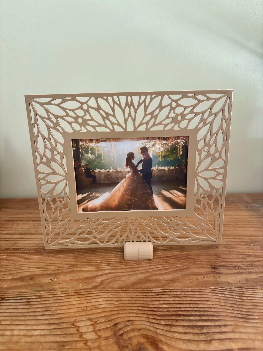 Moldura Decorativa Moderna com Design de Folhas Vazadas